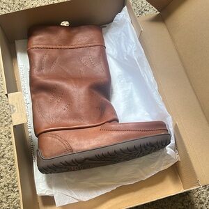 SINGLE Manitobah WP Tall Gatherer M10